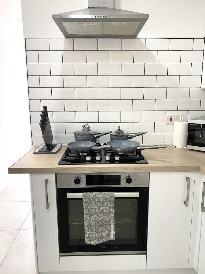 2 Bed Town Centre Nr Theatre Free Park Wi-Fi & Garden Apartment Aylesbury  Ngoại thất bức ảnh