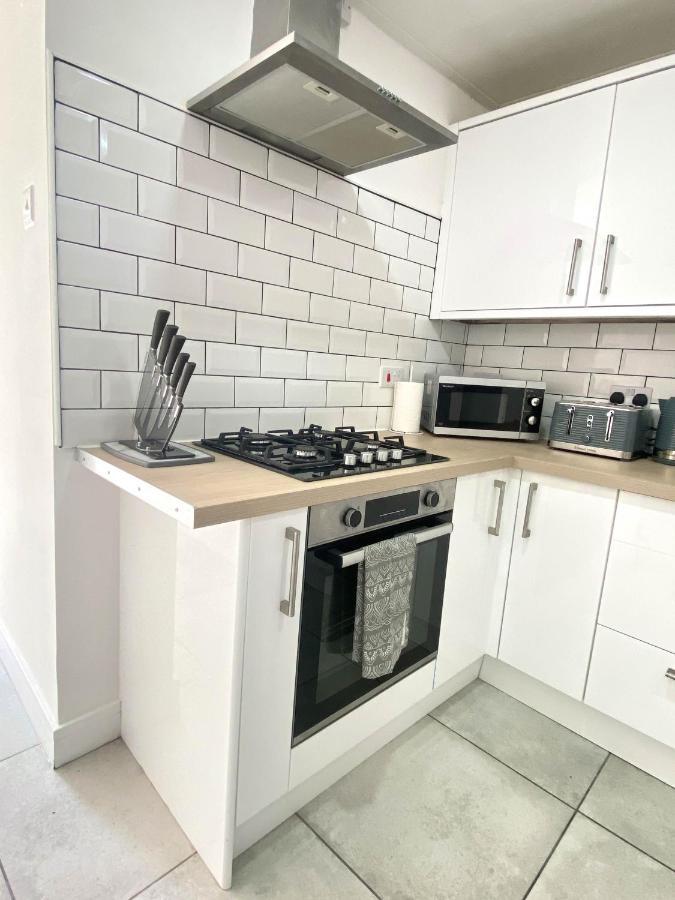 2 Bed Town Centre Nr Theatre Free Park Wi-Fi & Garden Apartment Aylesbury  Ngoại thất bức ảnh