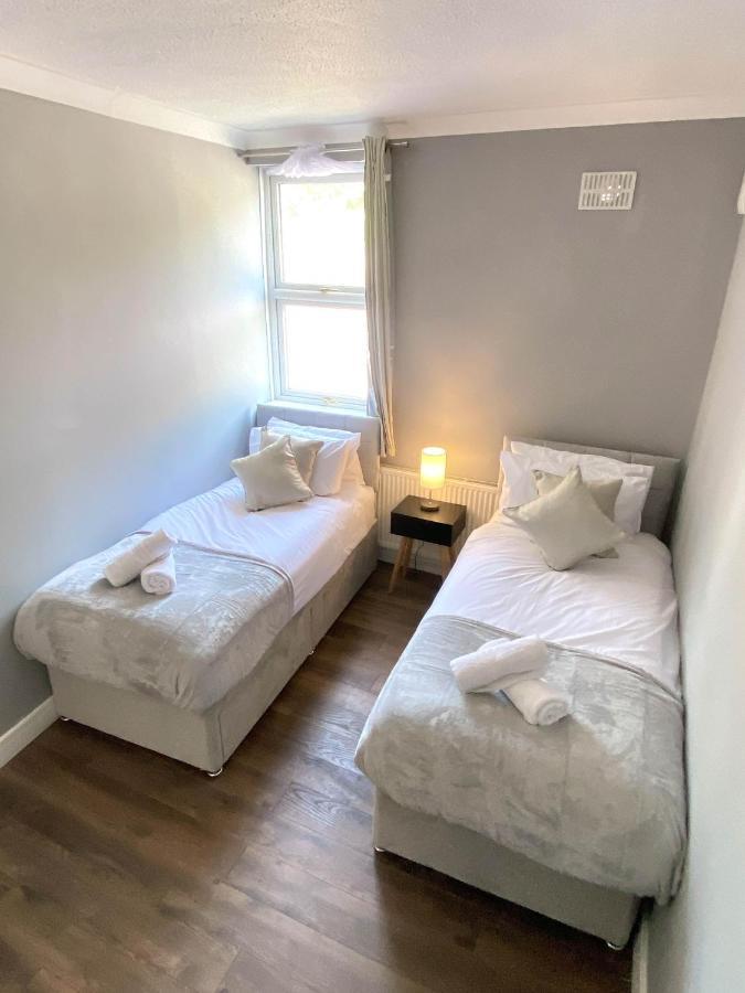 2 Bed Town Centre Nr Theatre Free Park Wi-Fi & Garden Apartment Aylesbury  Ngoại thất bức ảnh