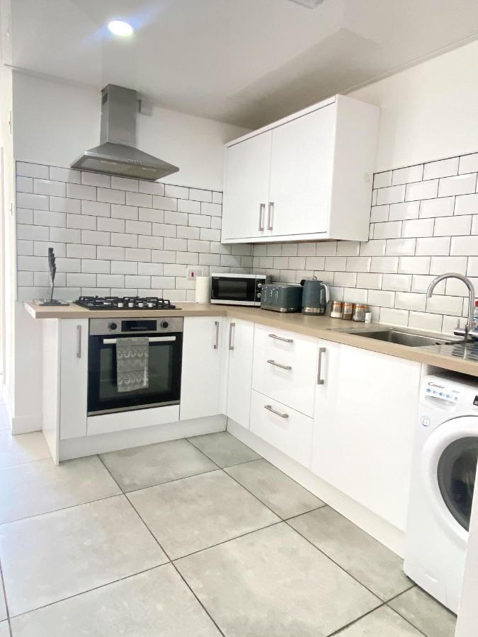 2 Bed Town Centre Nr Theatre Free Park Wi-Fi & Garden Apartment Aylesbury  Ngoại thất bức ảnh